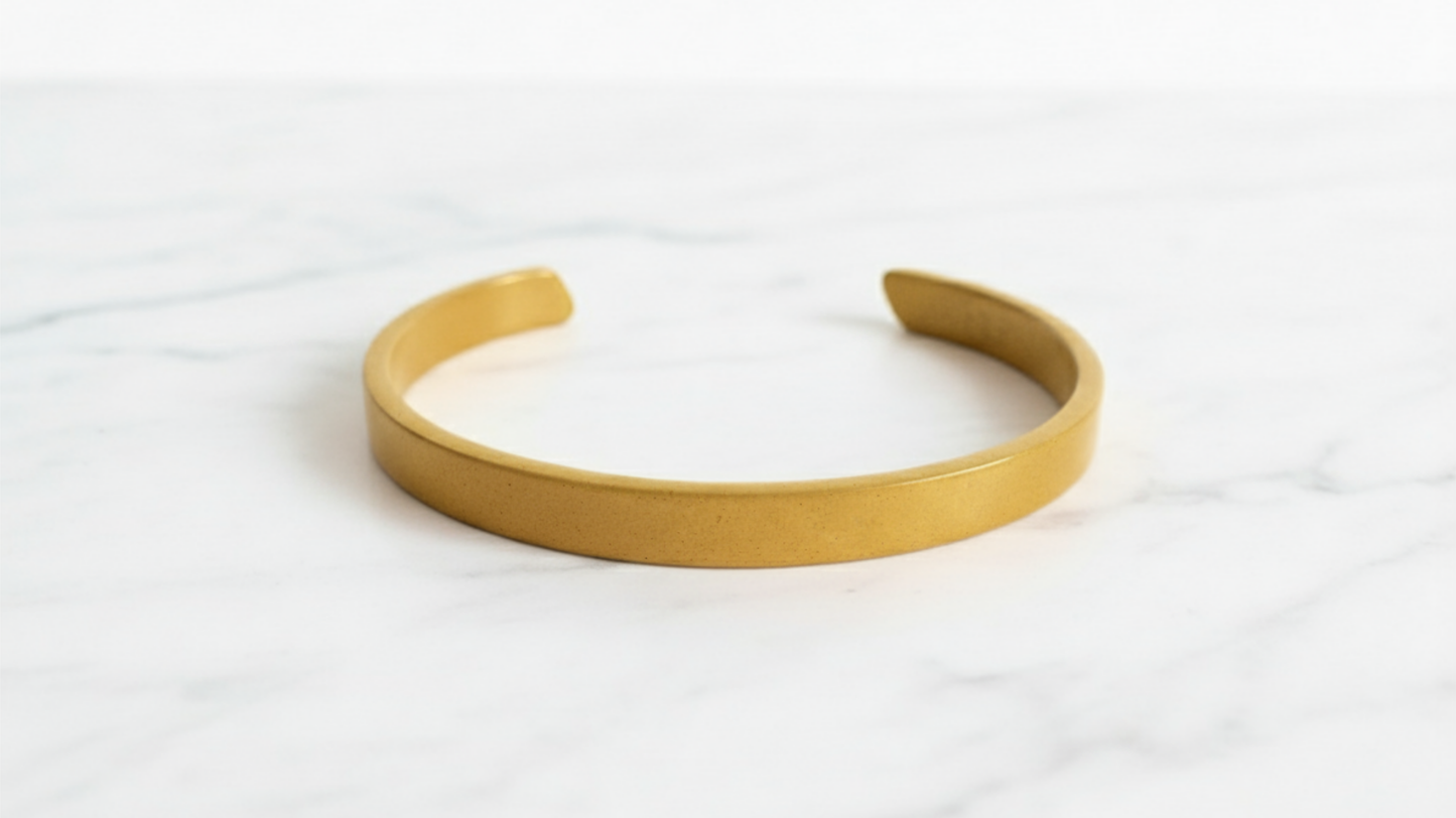 RIM – Messing-Armreif mit eingearbeiteten Flakes | Einzigartiges Schmuckstück & Geschenkidee