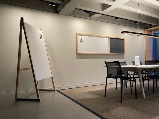 Die FH:021 MAGNETTAFEL & WHITEBOARD VON FUCHS & HABICHT ist aus deutschen Holz in Kassel gefertigt. Produktdesign nachhaltig und langlebig. Sie kann als Magnetfläche, Flipchart, Projektionsfläche oder Magnettafel genutzt werden. Auf dem Bild steht sie mit Stühlen von Konstantin Grcic & einem Vitra Schreibtisch in dem Architektur Wunder UK14 in Kassel