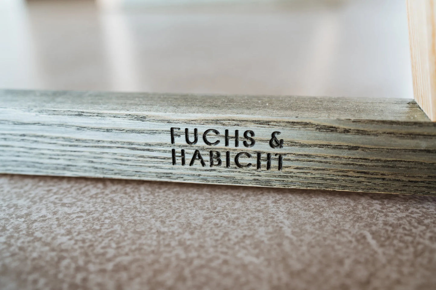 Massivholzfuß der FH:021 MAGNETTAFEL von FUCHS&HABICHT gebeizte Esche in grün