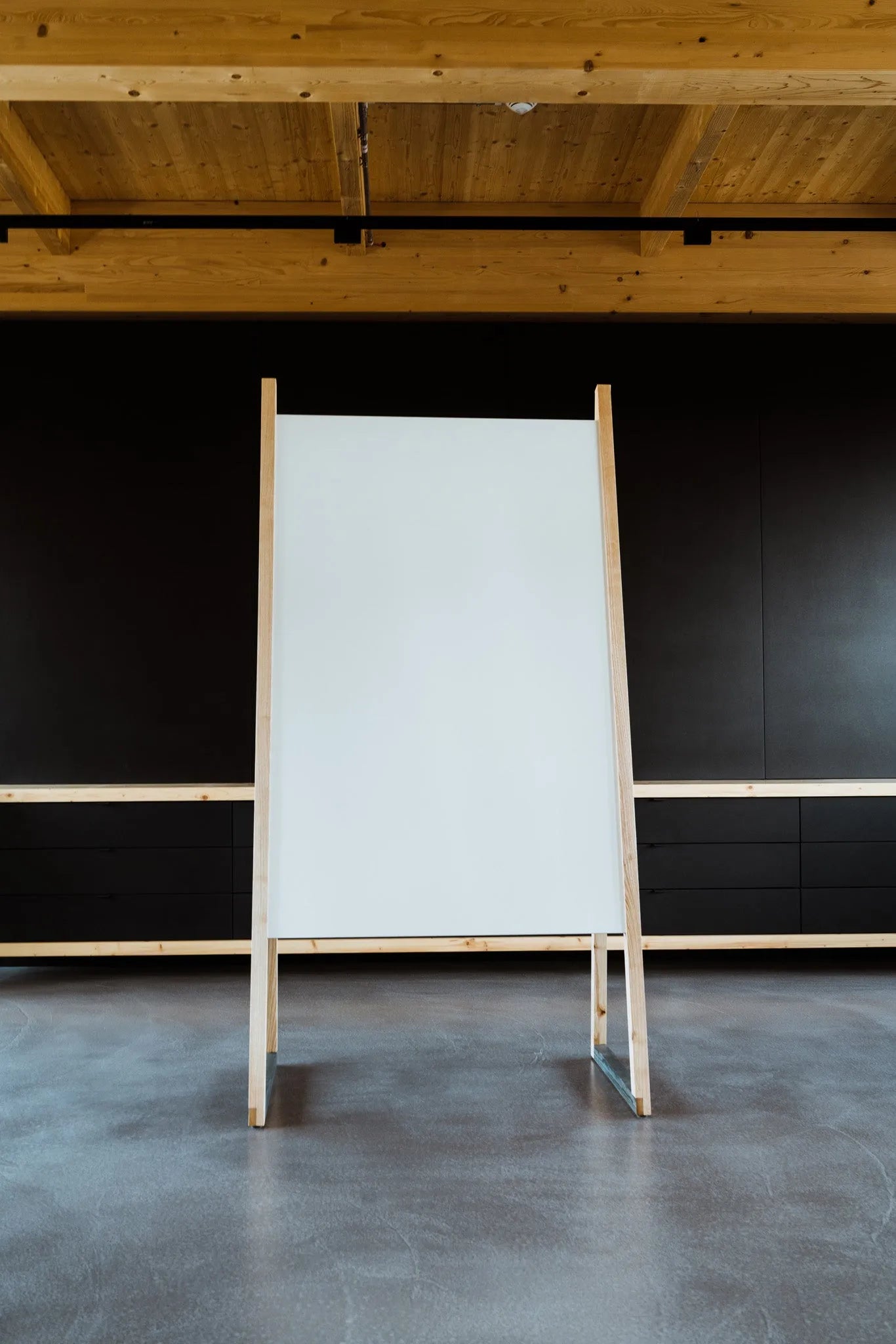 Die FH:021 MAGNETTAFEL & WHITEBOARD VON FUCHS & HABICHT ist aus deutschen Holz in Kassel gefertigt. Produktdesign nachhaltig und langlebig. Sie kann als Magnetfläche, Flipchart, Projektionsfläche oder Magnettafel genutzt werden.