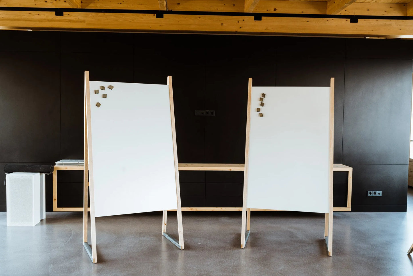 Die FH:021 MAGNETTAFEL & WHITEBOARD VON FUCHS & HABICHT ist aus deutschen Holz in Kassel gefertigt. Produktdesign nachhaltig und langlebig. Sie kann als Magnetfläche, Flipchart, Projektionsfläche oder Magnettafel genutzt werden. Das Interdiordesign des Raums ist Architektonisch spannend