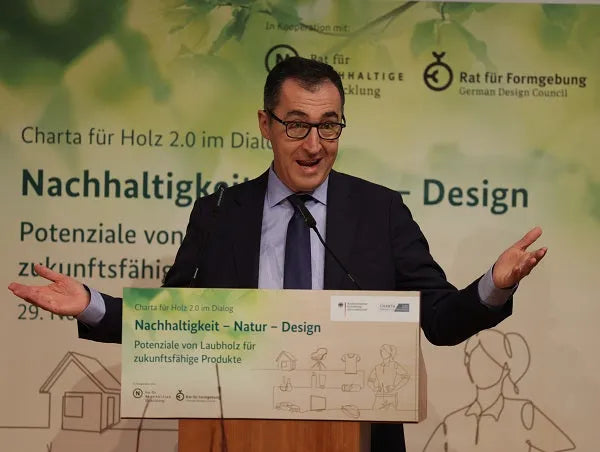 Erfreut übers Charta-Engagement: Bundesminister für Ernährung und Landwirtschaft, Cem Özdemir, beim vierten Charta-Dialog des BMEL. Foto: FNR / BMEL / photothek