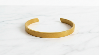 RIM – Messing-Armreif mit eingearbeiteten Flakes | Einzigartiges Schmuckstück & Geschenkidee
