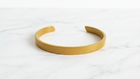 RIM – Messing-Armreif mit eingearbeiteten Flakes | Einzigartiges Schmuckstück & Geschenkidee